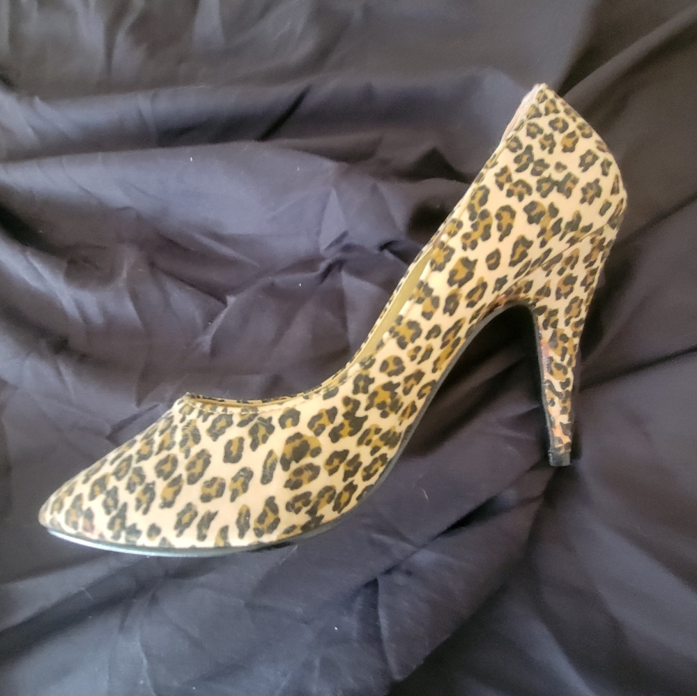Highlights cheetah high heel shoes. Sz 7 pointed toe stiletto.